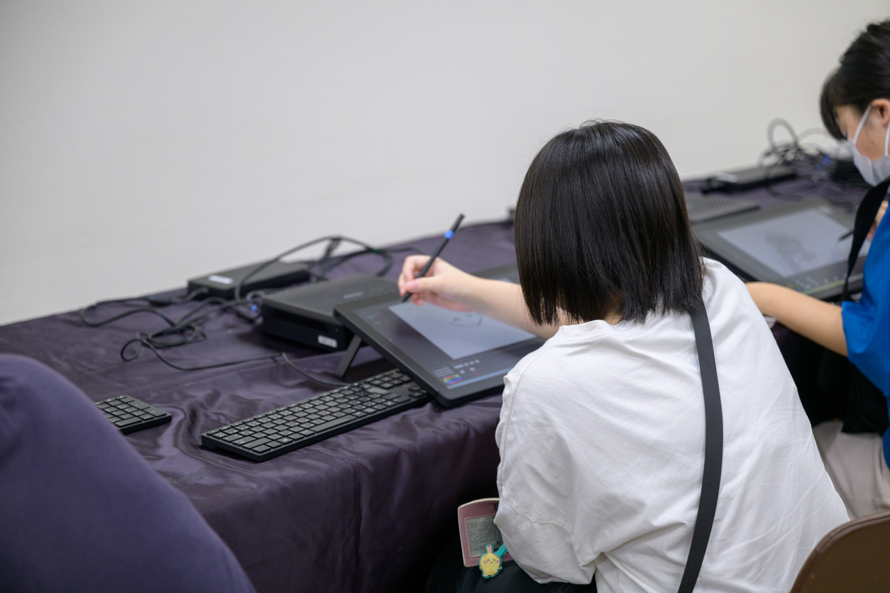 アニメフェス仙台会場でワコム液晶タブレットを使ったデジタルイラスト制作体験の様子