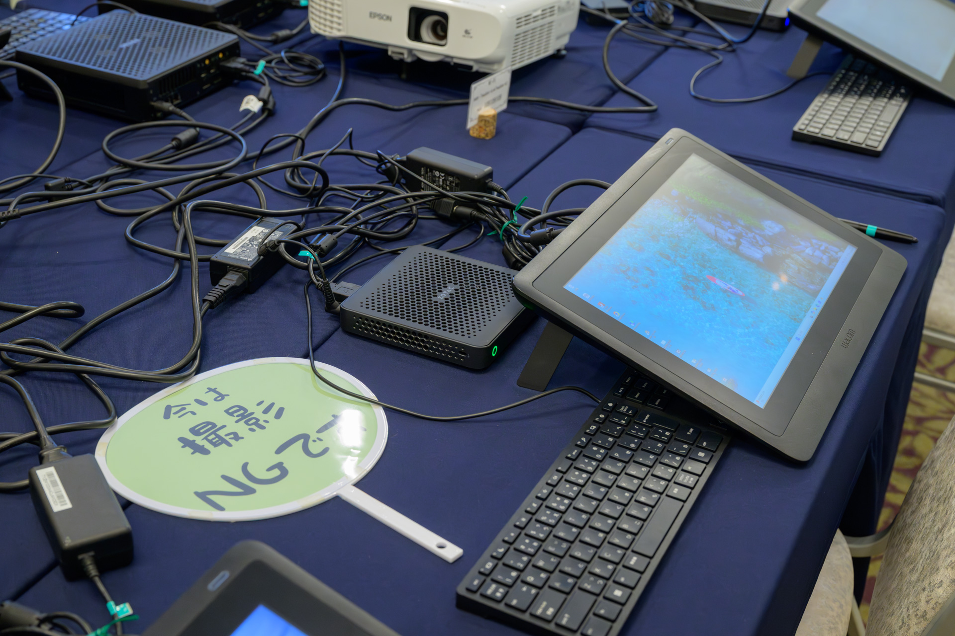 ZOTAC Edge MI672ミニPCとワコム液晶タブレットのクローズアップ（東京会場）