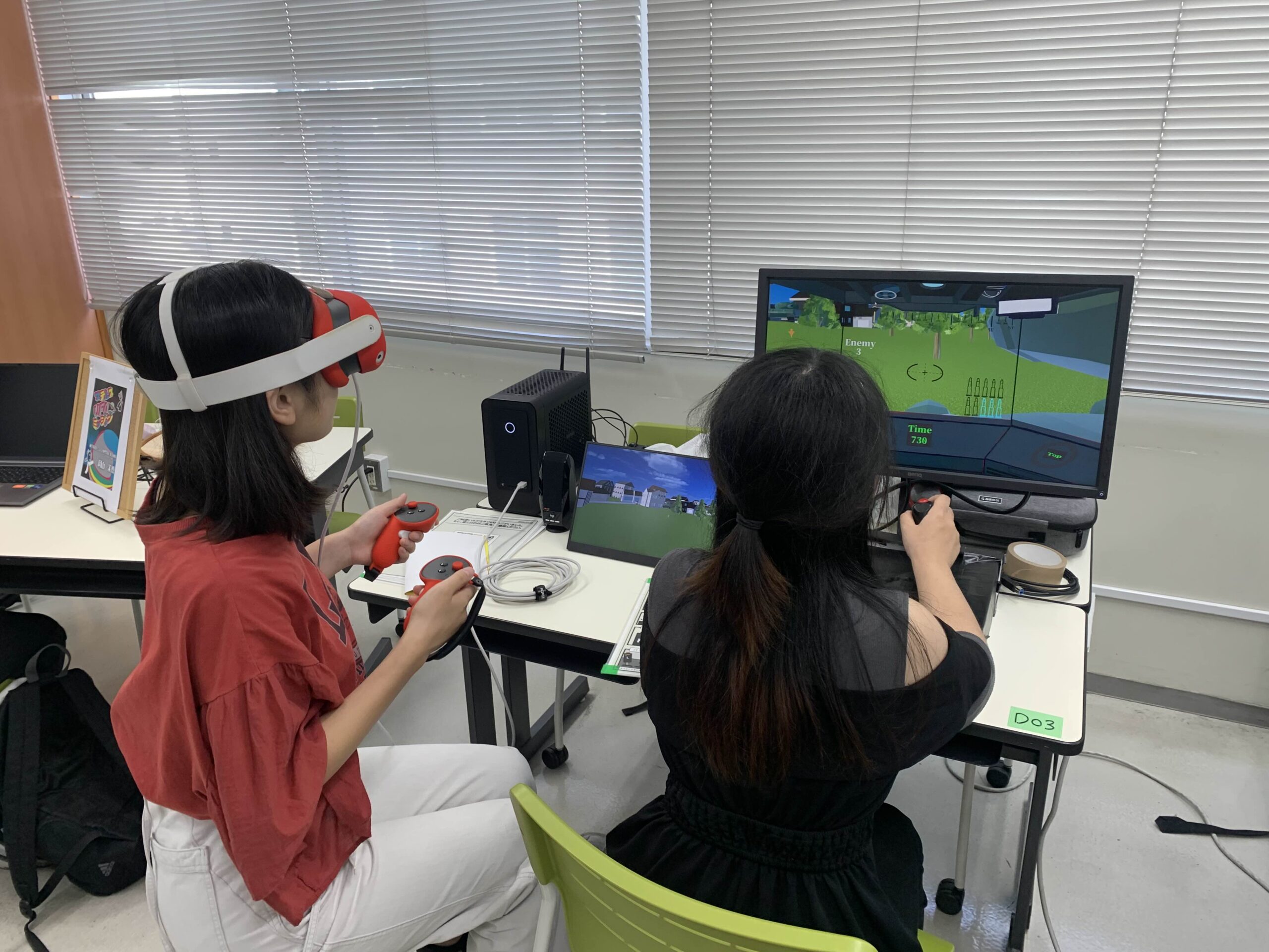 九州学生ゲーム大祭2025-VRヘッドセット装着して戦車シミュレータを体験する来場者