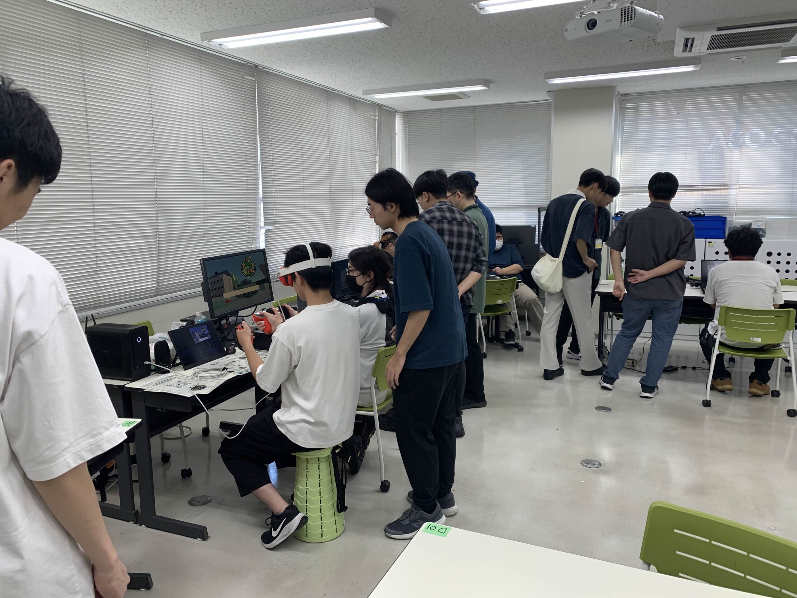 九州学生ゲーム大祭2025-活気ある会場内で各ブースを見学する来場者たち