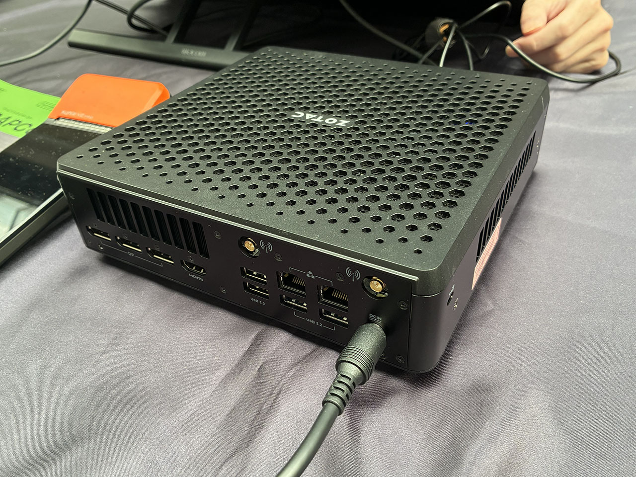 ZOTAC ZBOX MAGNUS EN275060TC、映像出力、USBポート、LANポート、いずれも十分な数を備えている