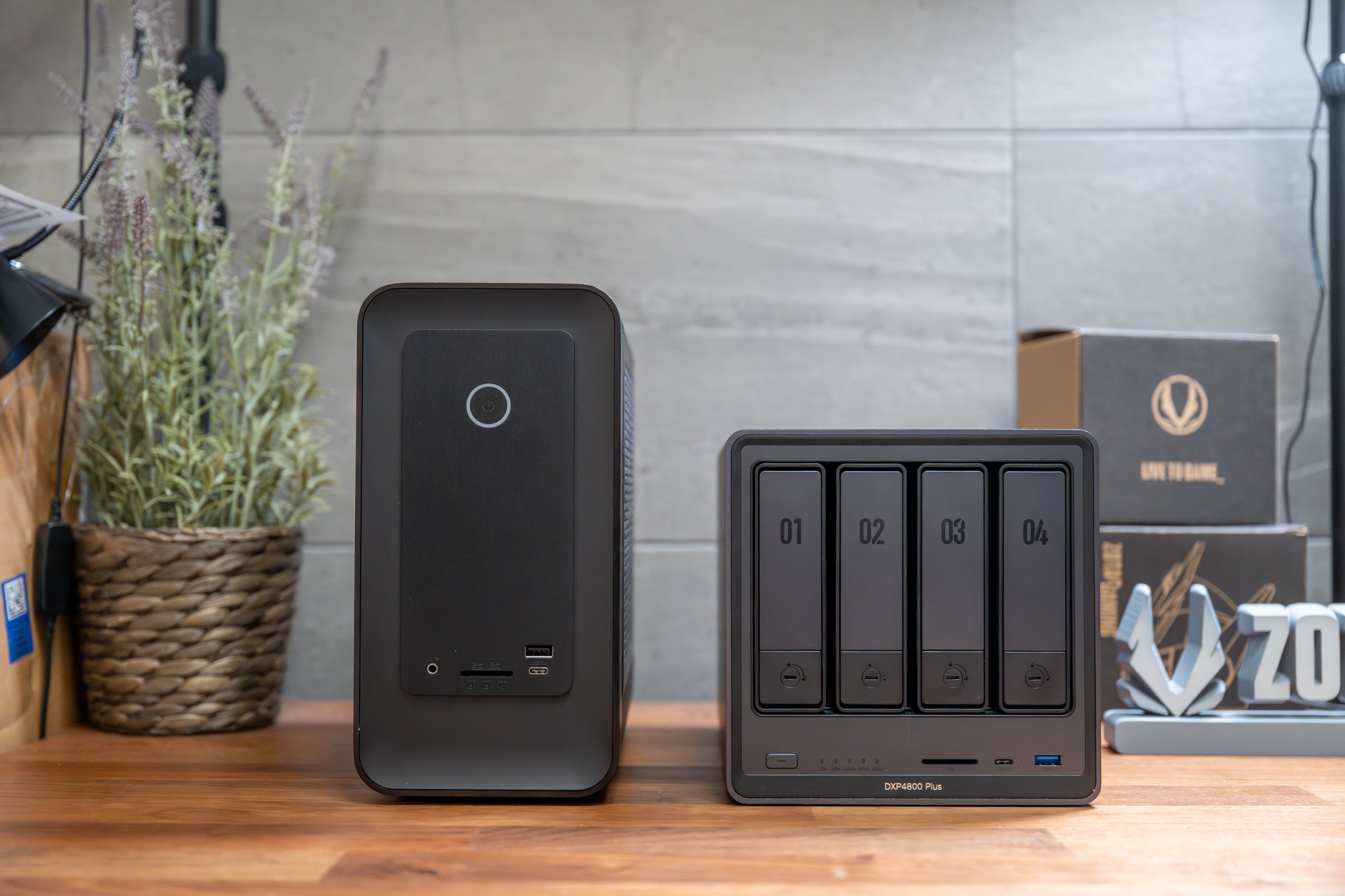 MAGNUS ONE EU275070CとUGREEN NASのサイズ比較