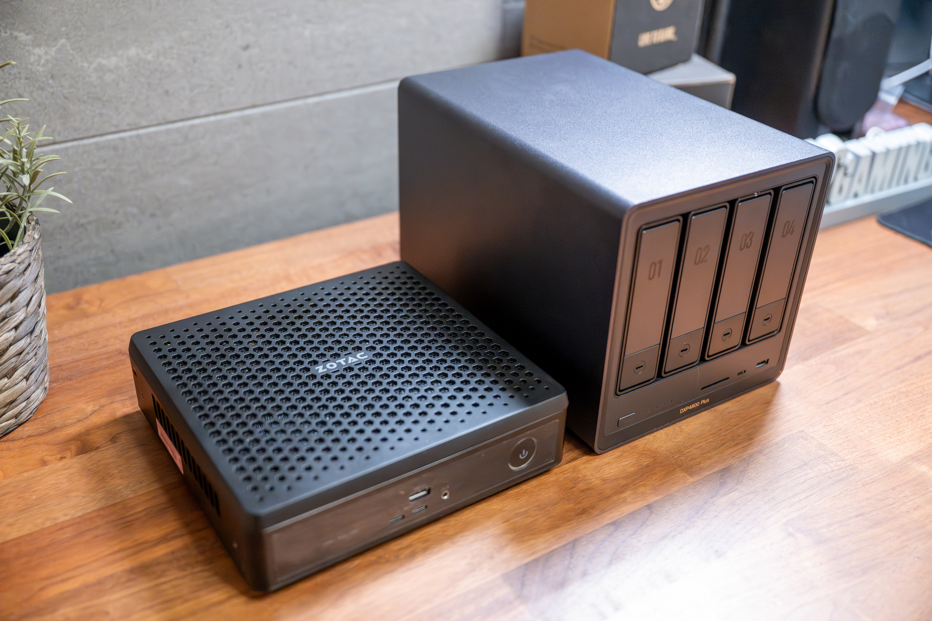 MAGNUS EN275060TCとUGREEN NASのサイズ比較