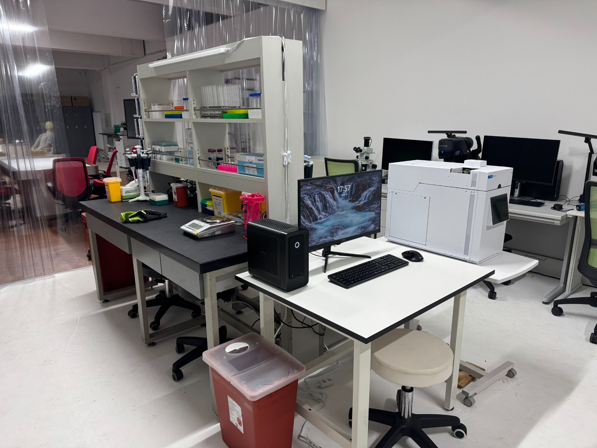 科捜研ラボセット全景。複数のデスクにMAGNUS ONEが設置されている様子。