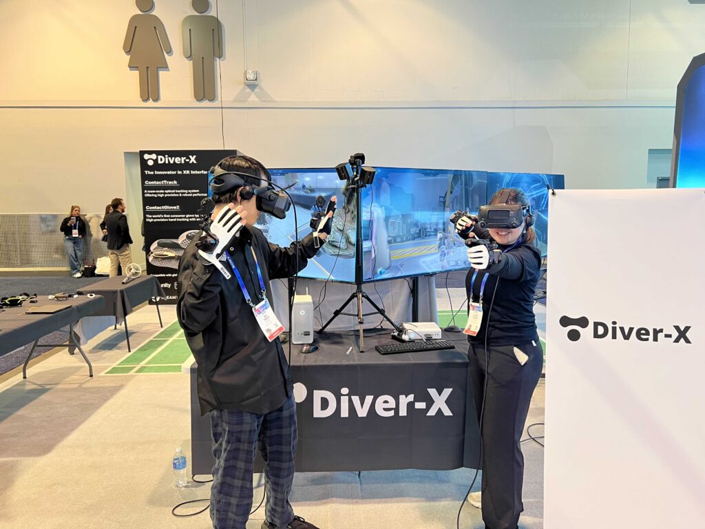 CES 2024のDiver-Xブースで、多くの来場者がContactGloveのVRデモを体験している様子