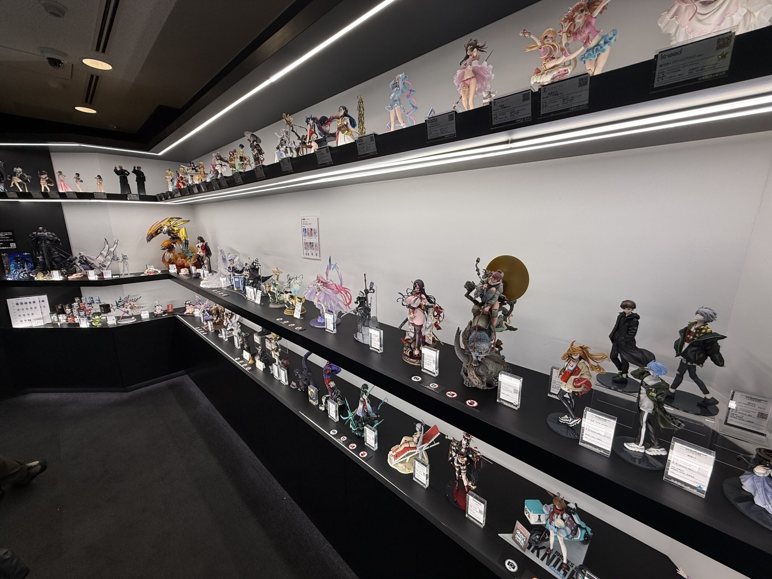 東京フィギュア株式会社 秋葉原ショールーム内観 - 様々なメーカーのフィギュアが展示されている
