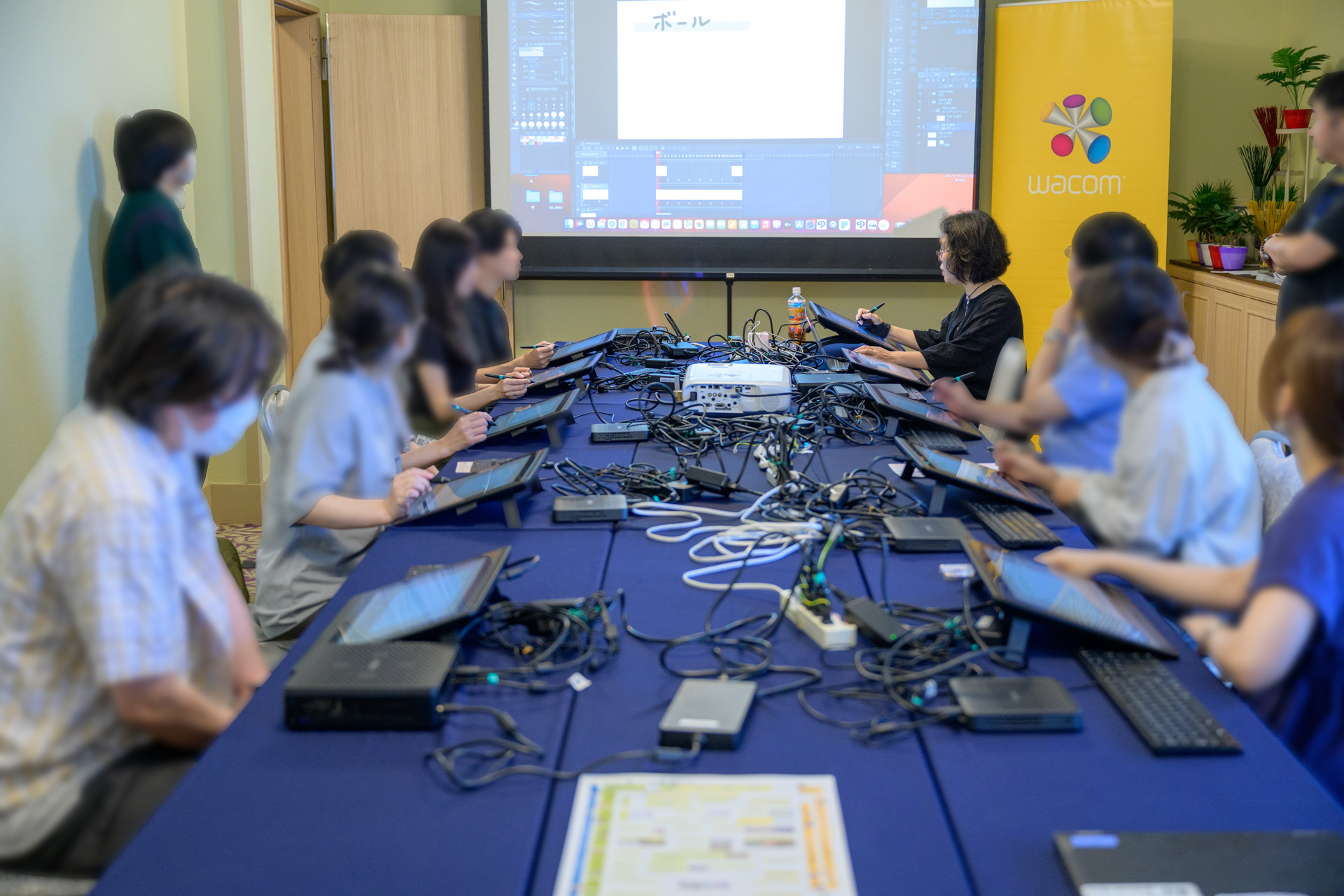 東京会場で展示された ZOTAC Edge MI672 とワコム液晶タブレットの省スペース設置例