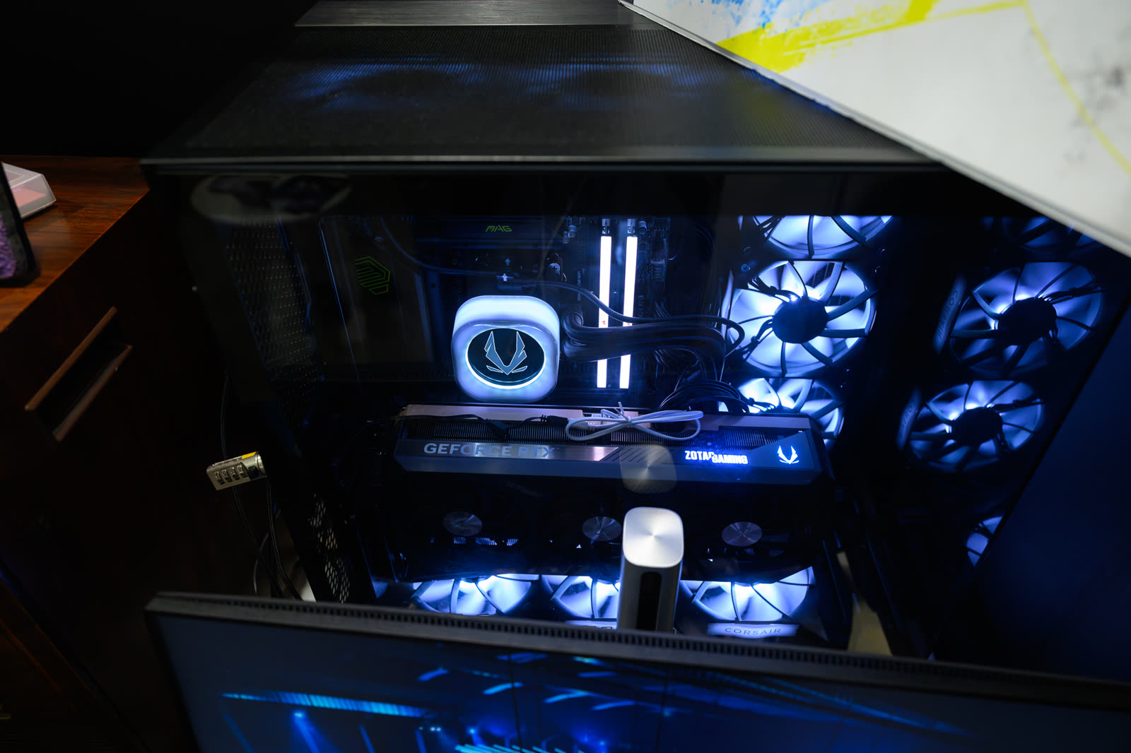 デジタルハリウッド大学ブース ZOTAC GAMING GeForce RTX 5090 SOLID OC と ZOTAC ロゴ入り水冷クーラーを搭載したタワーPC