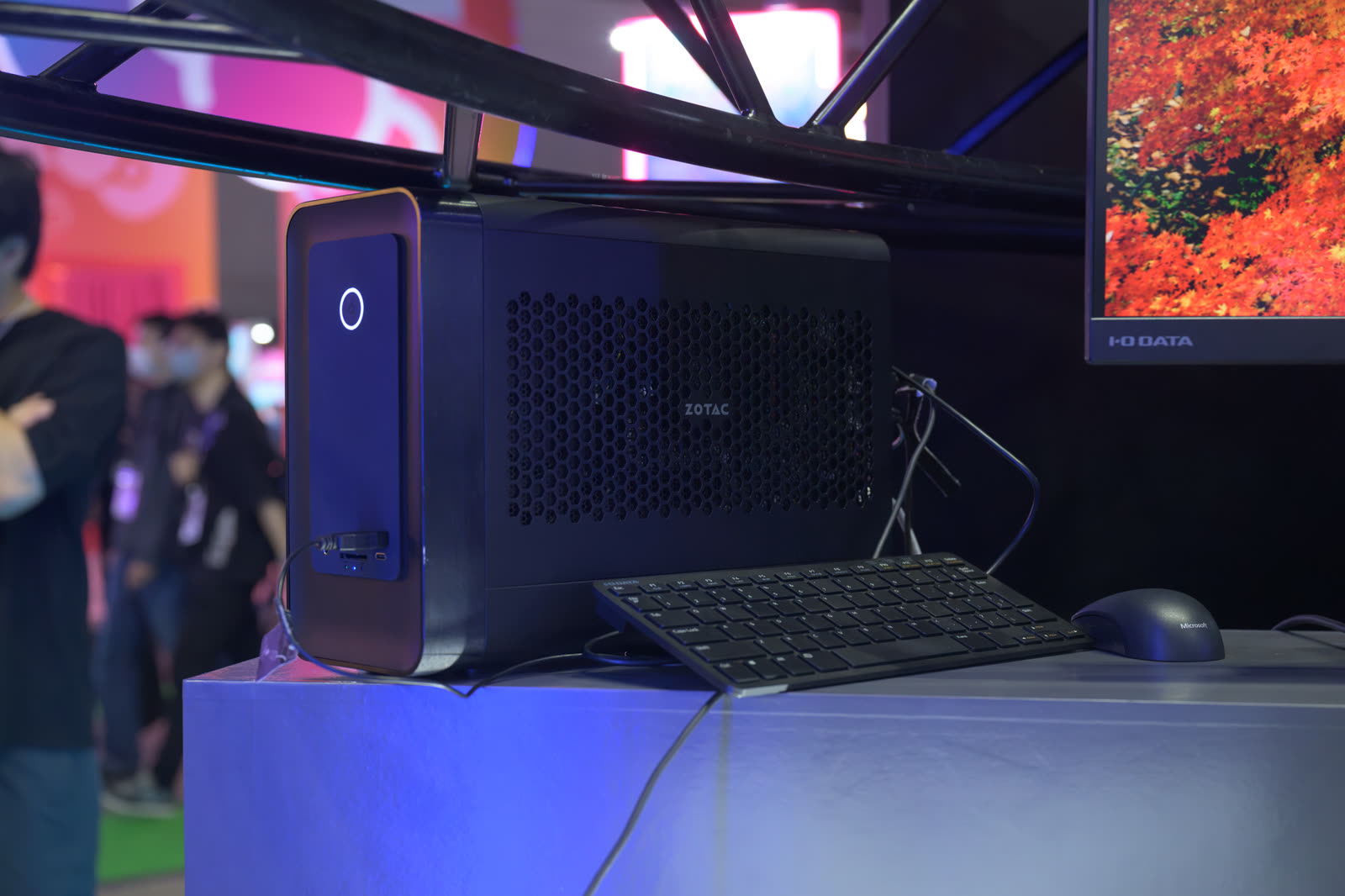 アイオーデータ GigaCrysta ブース - ZBOX MAGNUS ONE ULTRA を接続したディスプレイデモ
