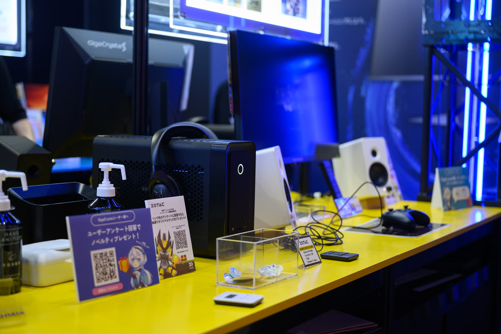 GigaCrysta 展示卓 ZBOX MAGNUS ONE ULTRA EU275080C 設置例 - スペックプレートとノベルティ