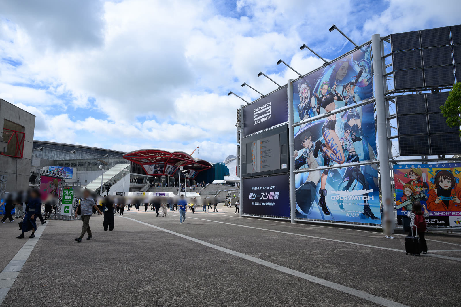 東京ゲームショウ2026 幕張メッセ 展示会場の遠景 - 会場へ向かう来場者